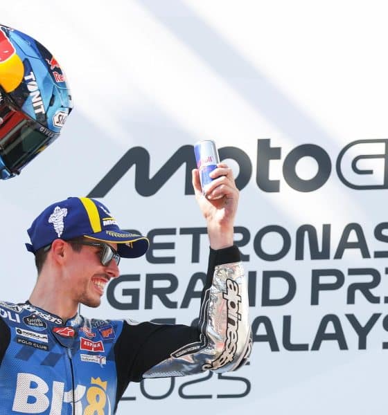 El piloto español de MotoGP Alex Márquez de BK8 Gresini Racing MotoGP celebra después de ganar el Gran Premio de Motociclismo de Malasia en Sepang, Malasia, 26 de octubre de 2025. (Motociclismo, Malasia) EFE/EPA/FAZRY ISMAIL