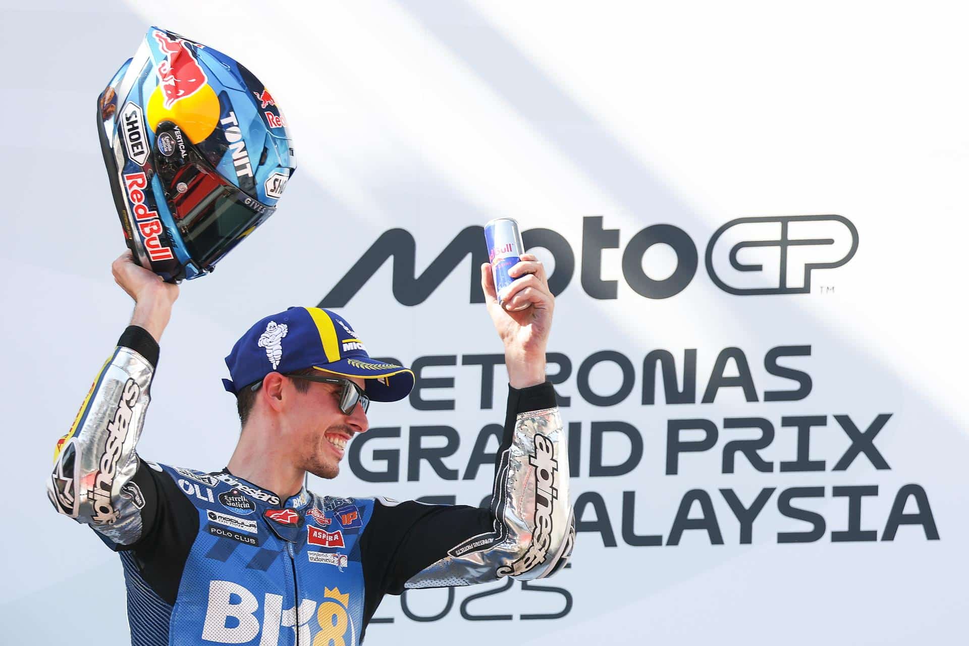 El piloto español de MotoGP Alex Márquez de BK8 Gresini Racing MotoGP celebra después de ganar el Gran Premio de Motociclismo de Malasia en Sepang, Malasia, 26 de octubre de 2025. (Motociclismo, Malasia) EFE/EPA/FAZRY ISMAIL