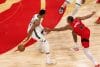 Giannis Antetokounmpo (i), de los Milwaukee Bucks, disputa el balón con Scottie Barnes, de los Raptors, en un partido de la NBA, en Toronto (Canadá). EFE/Julio César Rivas