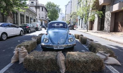 Fotografía del vehículo en el que se transportaba el expresidente fallecido Jose Pepe Mujica, un Volkswagen escarabajo 'Fusca' exhibido en una calle este sábado, en Montevideo (Uruguay). EFE /Gastón Britos