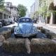Fotografía del vehículo en el que se transportaba el expresidente fallecido Jose Pepe Mujica, un Volkswagen escarabajo 'Fusca' exhibido en una calle este sábado, en Montevideo (Uruguay). EFE /Gastón Britos