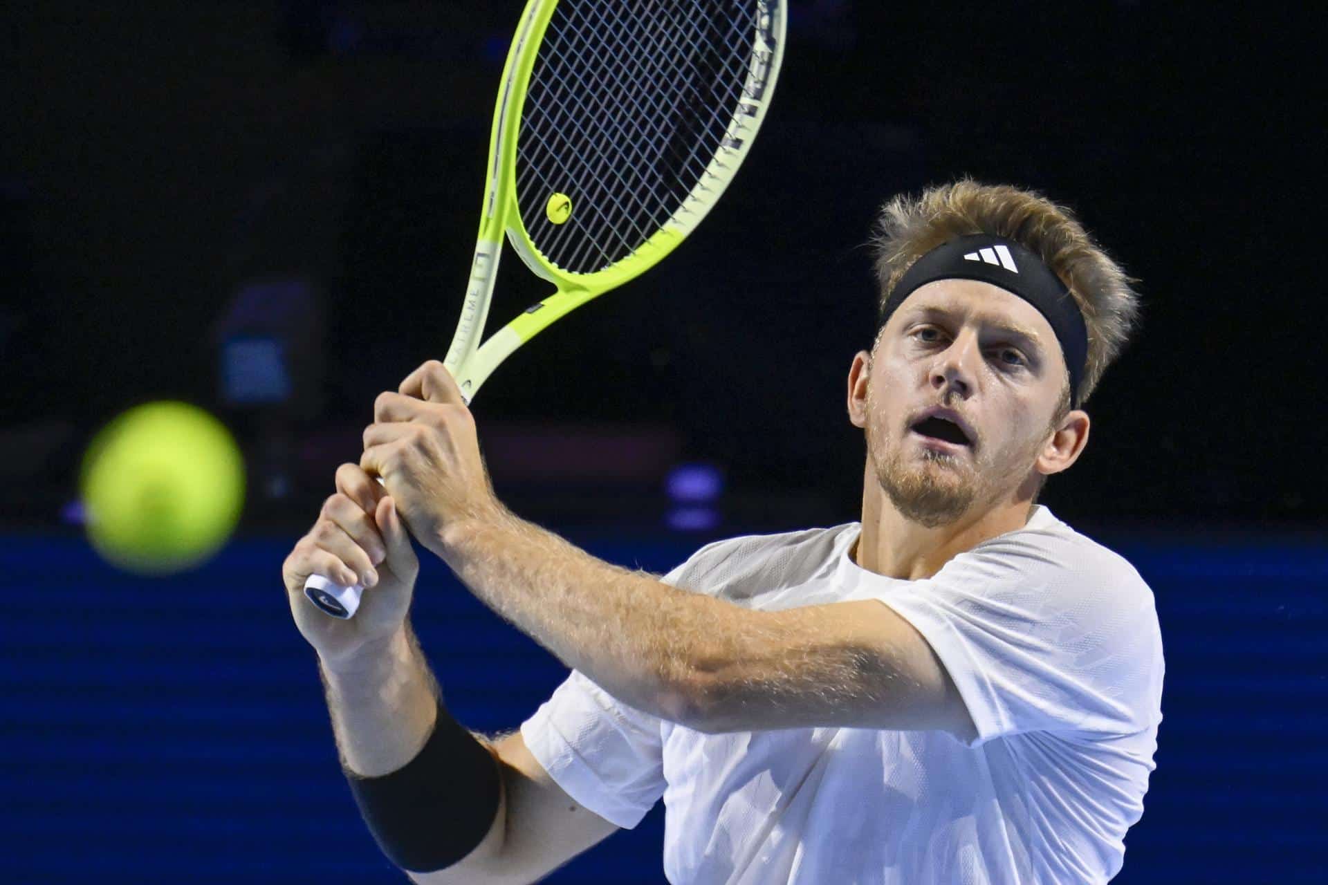 El tenista español Alejandro Davidovich Fokina durante la semifinal del torneo de Basilea en el St. Jakobshalle, Basilea, Suiza. EFE/EPA/GEORGIOS KEFALAS