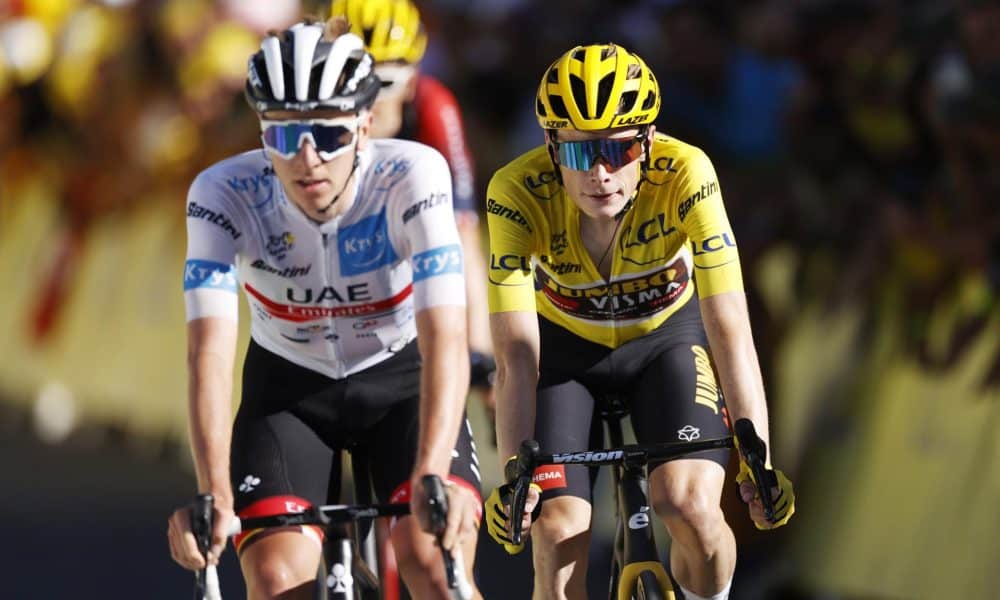 Jonas Vingegaard (d) y Tadej Pogacar, durante la etapa tras cruzar la meta en la etapa que concluyó en Alpe d'Huez, el 14 de julio de 2022. EFE/EPA/YOAN VALAT