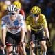 Jonas Vingegaard (d) y Tadej Pogacar, durante la etapa tras cruzar la meta en la etapa que concluyó en Alpe d'Huez, el 14 de julio de 2022. EFE/EPA/YOAN VALAT