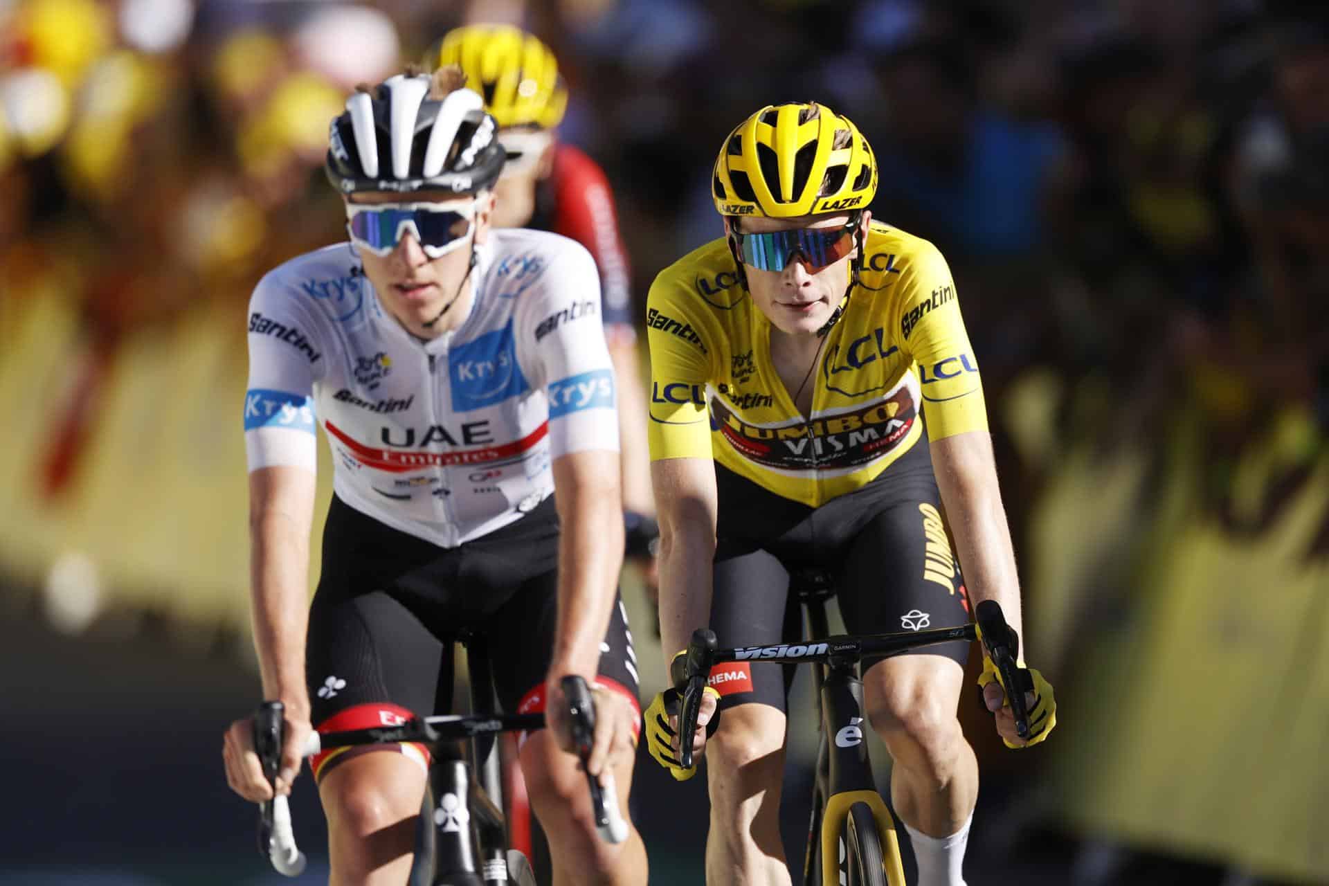 Jonas Vingegaard (d) y Tadej Pogacar, durante la etapa tras cruzar la meta en la etapa que concluyó en Alpe d'Huez, el 14 de julio de 2022. EFE/EPA/YOAN VALAT