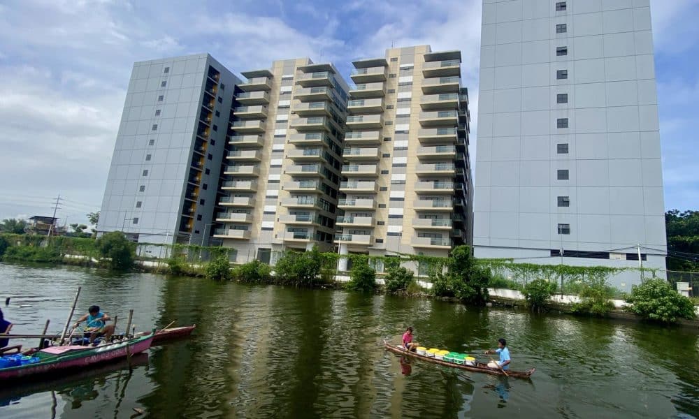 BACOOR CITY (Philippines), 18/10/2025.- Residents collect water in anticipation of an approaching weather disturbance in Bacoor City, Cavite province, Philippines, 18 October 2025. The state weather bureau, the Philippine Atmospheric Geophysical Astronomical Services Administration (Pagasa), on 18 October, warned the public of possible floods, landslides, and storm surges as Tropical Cyclone 'Ramil' (Typhoon Fengshen) will bring wind threats and torrential rains as it crosses the northern island of Luzon. (Inundaciones, tormenta, Filipinas) EFE/EPA/FRANCIS R. MALASIG