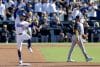 El 'shortstop' de los los Dodgers de Los Angeles Dodgers Mookie Betts (i) celebra tras conectar un doble con carreras impulsadas durante el tercer juego de la Serie de Campeonato de la Liga Nacional de la MLB, el primero que se juega en Los Ángeles (California). EFE/EPA/ALLISON DINNER