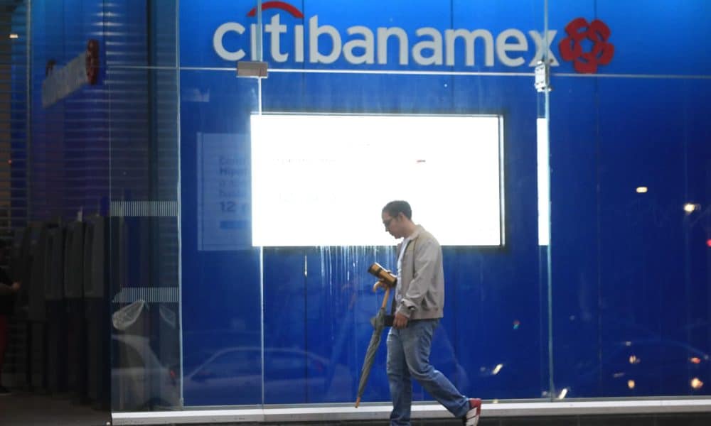 Fotografía de la fachada de una oficina del banco Citibanamex hoy, en la Ciudad de México (México). EFE/Mario Guzmán
