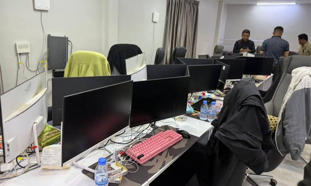 Fotografía de archivo de los ordenadores y equipos informáticos confiscados en un centro de estafas en línea en Nom Pen.
 EFE/EPA/Agence Kampuchea Presse (AKP) / HANDOUT HANDOUT EDITORIAL USE ONLY/NO SALES