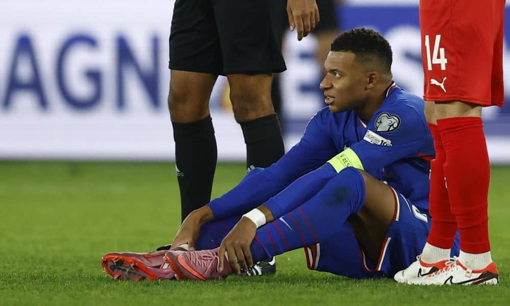 El futbolista francés Kylian Mbappé sentado en el suelo durante el partido de clasificación para la Copa Mundial de la FIFA 2026 del grupo D entre Francia y Azerbaiyán en París, Francia. EFE/EPA/YOAN VALAT
 
//////////