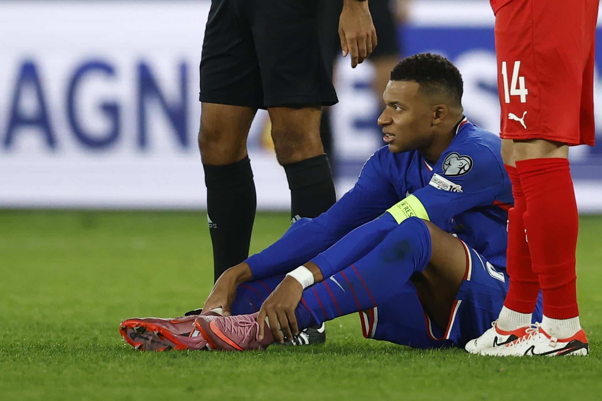 El futbolista francés Kylian Mbappé sentado en el suelo durante el partido de clasificación para la Copa Mundial de la FIFA 2026 del grupo D entre Francia y Azerbaiyán en París, Francia. EFE/EPA/YOAN VALAT
//////////