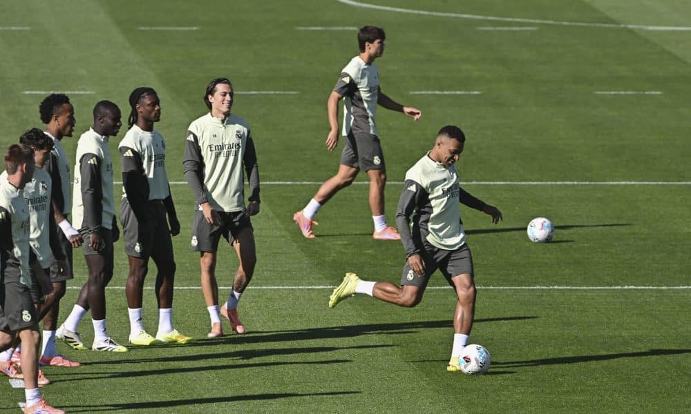 El delantero del Real Madrid Kylian Mbappé (d) lanza a puerta durante el entrenamiento del equipo en la ciudad deportiva de Valdebebas. EFE/Fernando Villar