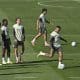 El delantero del Real Madrid Kylian Mbappé (d) lanza a puerta durante el entrenamiento del equipo en la ciudad deportiva de Valdebebas. EFE/Fernando Villar