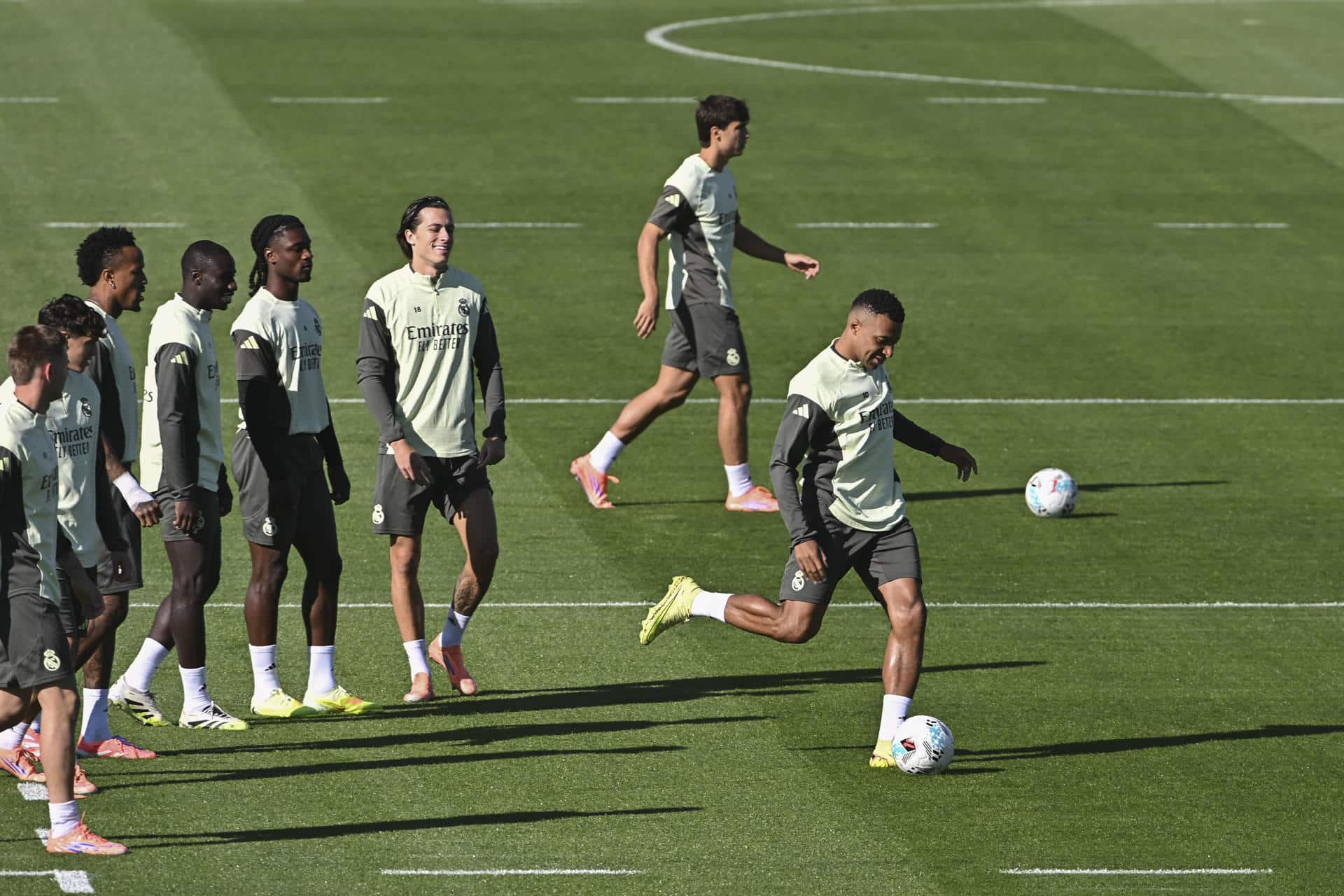El delantero del Real Madrid Kylian Mbappé (d) lanza a puerta durante el entrenamiento del equipo en la ciudad deportiva de Valdebebas. EFE/Fernando Villar