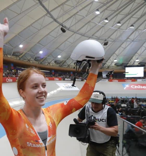 La neerlandesa Hetty Van de Wouv celebra tras ganar la prueba time trial 1km en el Campeonato del Mundo de Ciclismo en Pista, en Santiago. EFE/Osvaldo Villarroel