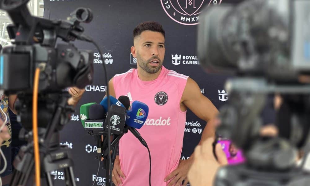 El jugador español del Inter Miami Jordi Alba habla durante una rueda de prensa este viernes, en Fort Lauderdale (EE.UU.). EFE/ Alberto Boal