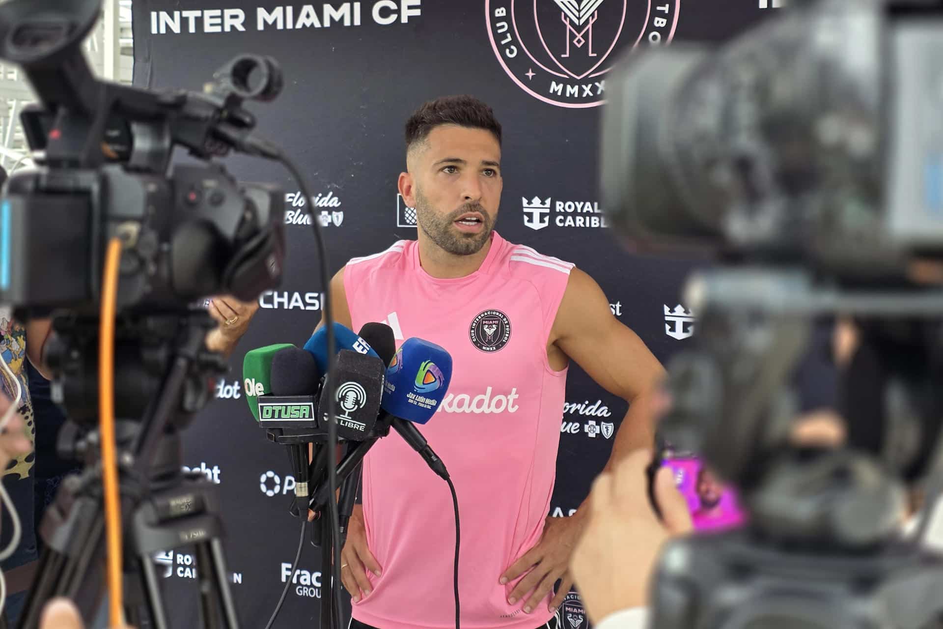 El jugador español del Inter Miami Jordi Alba habla durante una rueda de prensa este viernes, en Fort Lauderdale (EE.UU.). EFE/ Alberto Boal