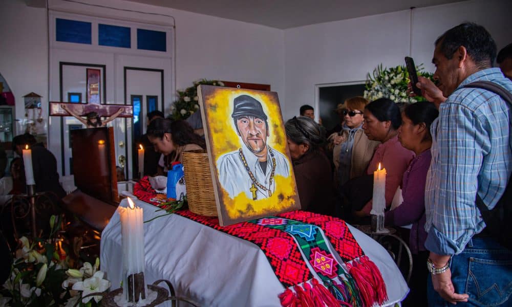 Personas participan en una misa de cuerpo presente del sacerdote asesinado Marcelo Pérez Pérez, en San Andrés Larráinzar, en el estado de Chiapas (México). Imagen de archivo. EFE/Carlos López