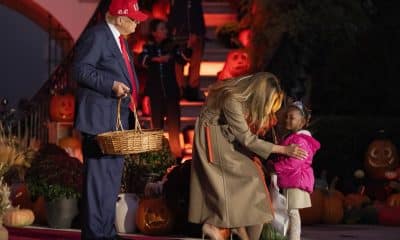 El presidente de Estados Unidos, Donald Trump, y la primera dama, Melania Trump, organizan un evento de "truco o trato" de Halloween en el jardín sur de la Casa Blanca en Washington, D.C., Estados Unidos, el 30 de octubre de 2025.. EFE/EPA/Aaron Schwartz