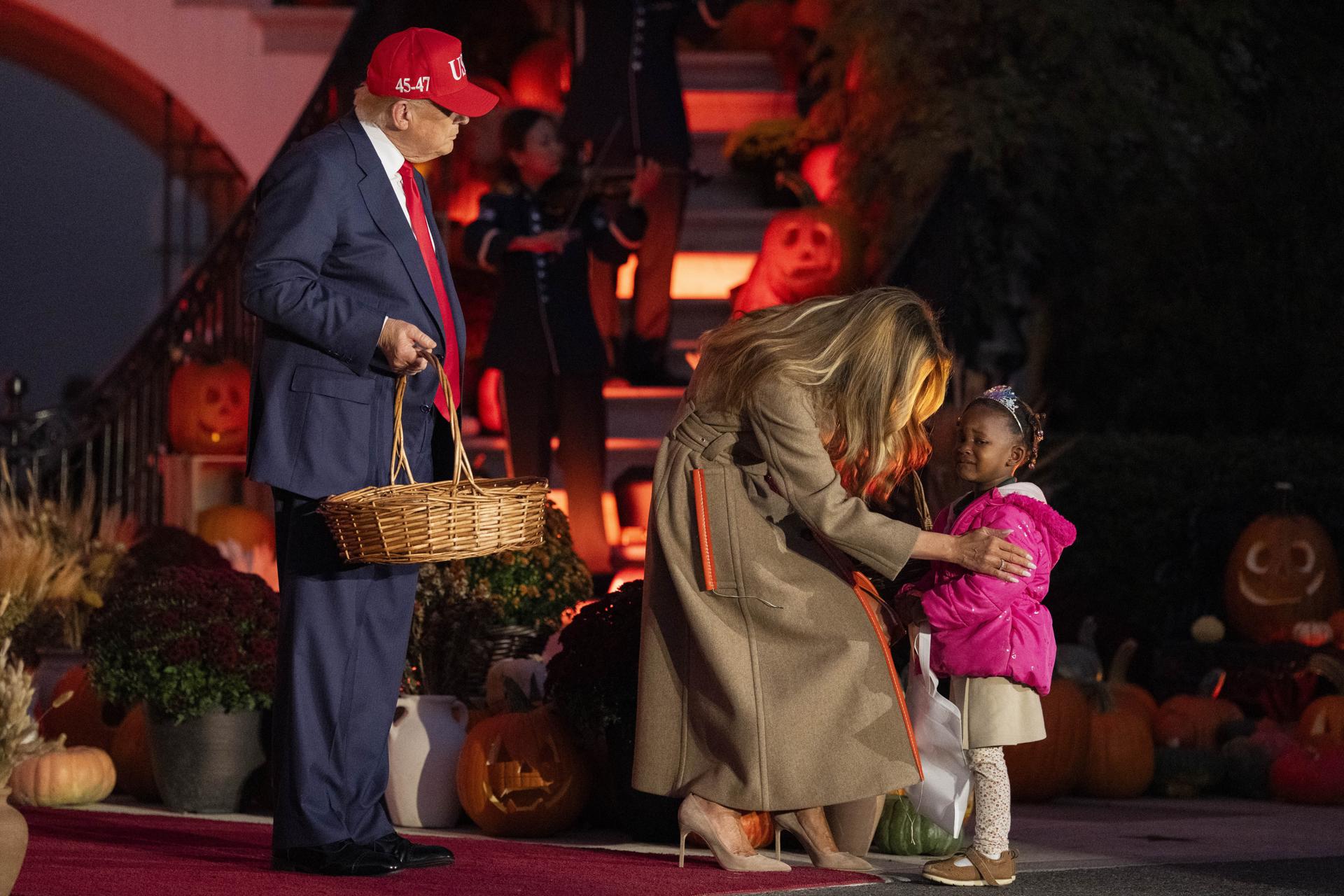 El presidente de Estados Unidos, Donald Trump, y la primera dama, Melania Trump, organizan un evento de "truco o trato" de Halloween en el jardín sur de la Casa Blanca en Washington, D.C., Estados Unidos, el 30 de octubre de 2025.. EFE/EPA/Aaron Schwartz