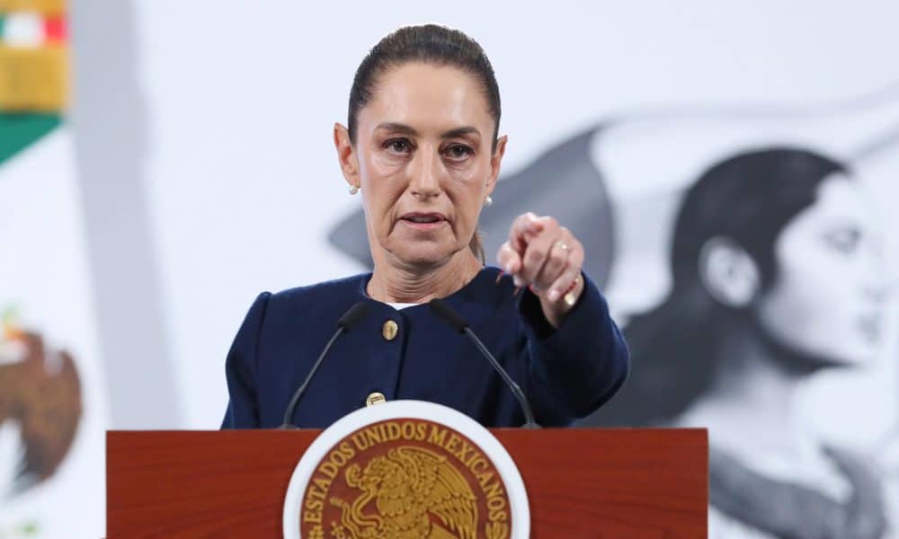 La presidenta de México, Claudia Sheinbaum, participa este lunes durante su conferencia de prensa matutina en Palacio Nacional de la Ciudad de México (México). EFE/Mario Guzmán