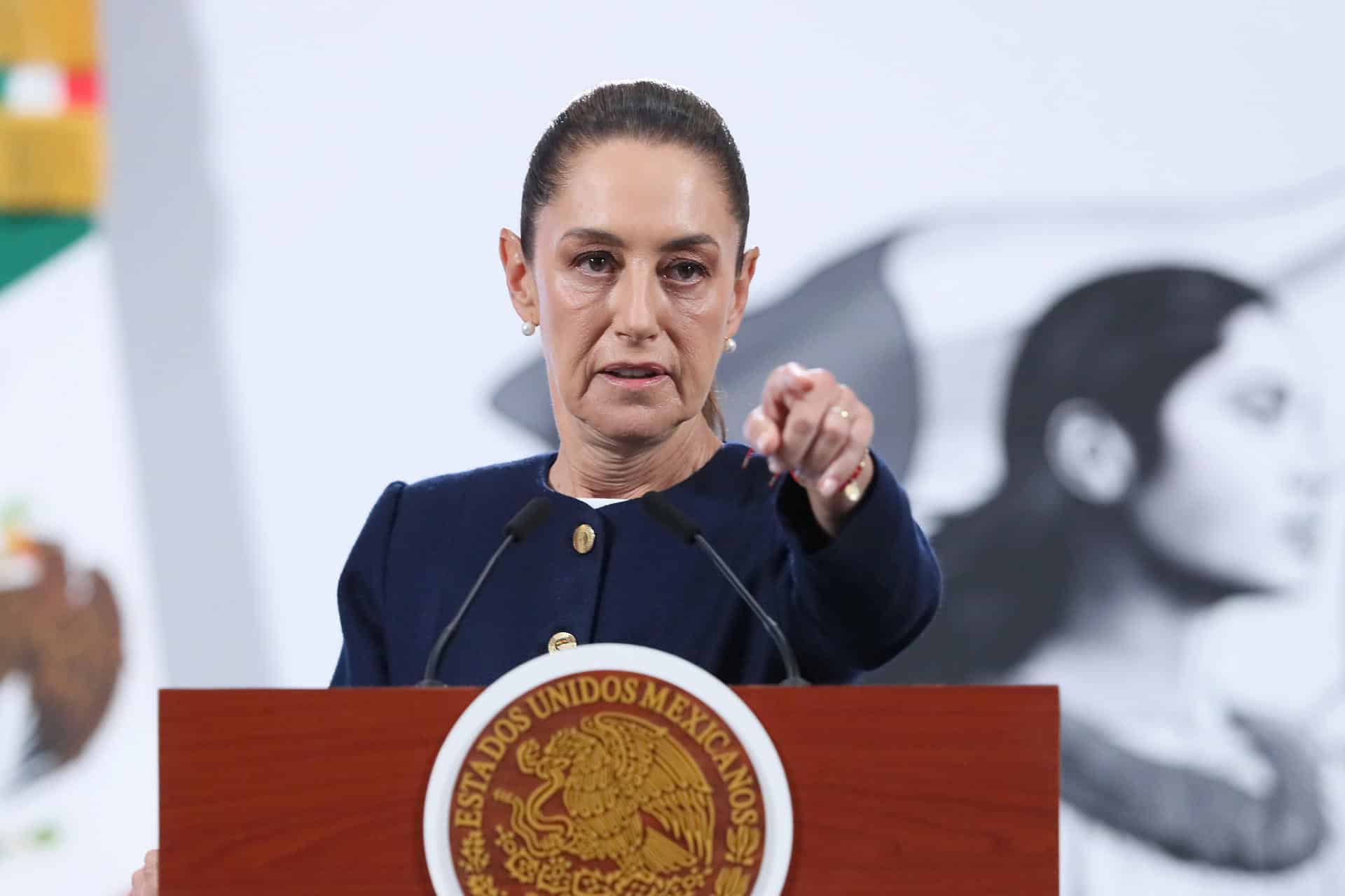 La presidenta de México, Claudia Sheinbaum, participa este lunes durante su conferencia de prensa matutina en Palacio Nacional de la Ciudad de México (México). EFE/Mario Guzmán