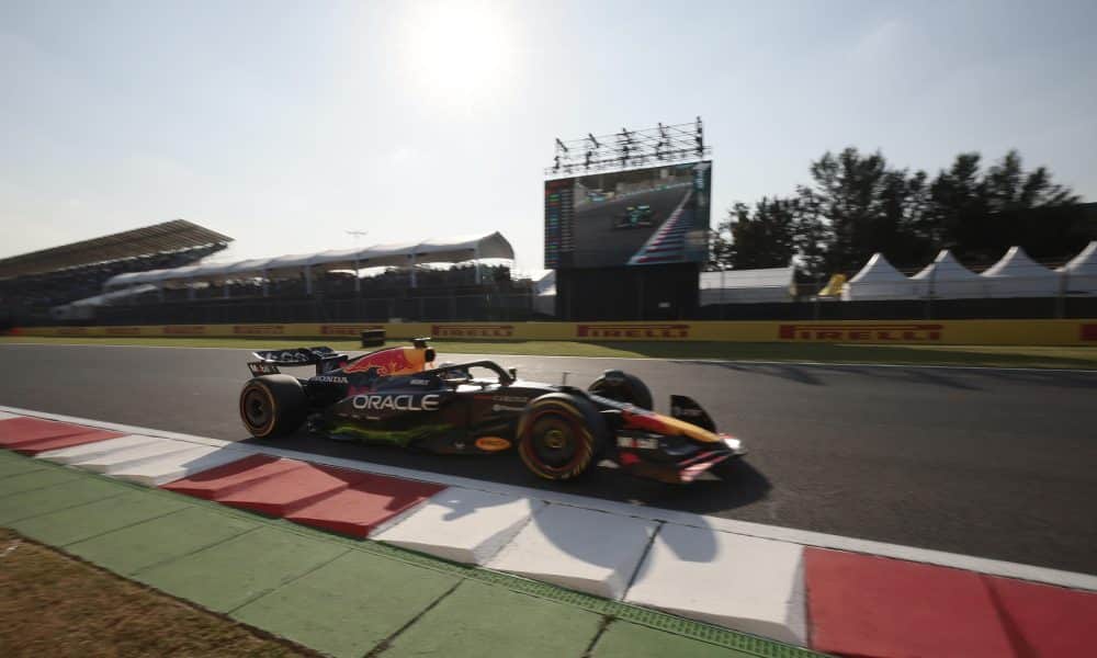El neerlandés Max Verstappen de Red Bull Racing, participa en la primera sesión de entrenamientos del Gran Premio de México de la Fórmula Uno este viernes, en el Autódromo Hermanos Rodríguez en Ciudad de México (México). EFE/ José Méndez