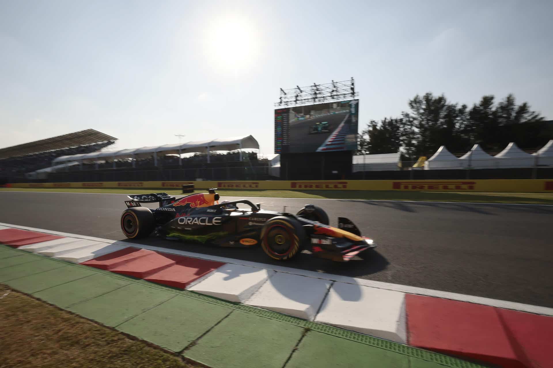 El neerlandés Max Verstappen de Red Bull Racing, participa en la primera sesión de entrenamientos del Gran Premio de México de la Fórmula Uno este viernes, en el Autódromo Hermanos Rodríguez en Ciudad de México (México). EFE/ José Méndez