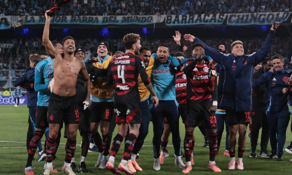 Jugadores de Flamengo celebran la clasificación del equipo brasileño a la final de la Copa Libertadores  tras igualar este miércoles sin goles con Racing Club en el estadio El Cilindro, de la ciudad argentina de Avellaneda. EFE/ Luciano Gonzalez