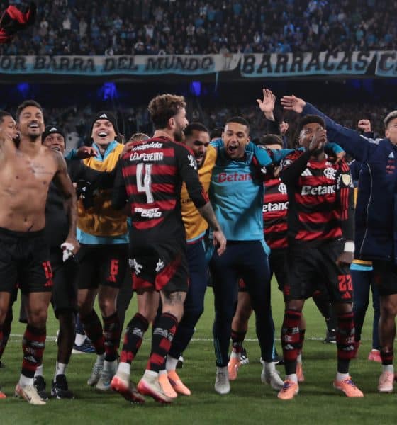 Jugadores de Flamengo celebran la clasificación del equipo brasileño a la final de la Copa Libertadores  tras igualar este miércoles sin goles con Racing Club en el estadio El Cilindro, de la ciudad argentina de Avellaneda. EFE/ Luciano Gonzalez