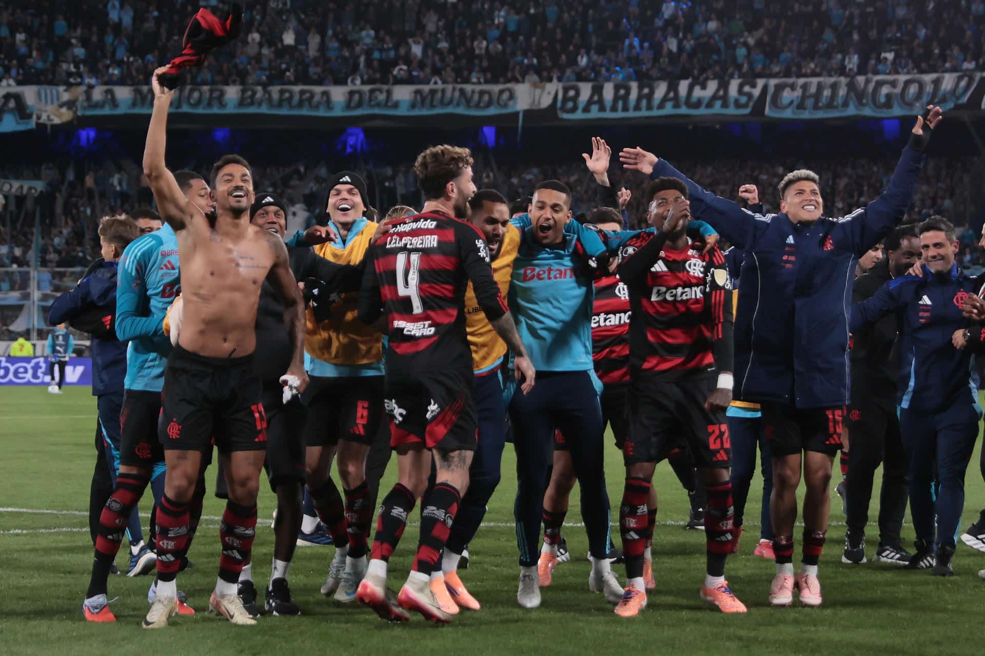 Jugadores de Flamengo celebran la clasificación del equipo brasileño a la final de la Copa Libertadores  tras igualar este miércoles sin goles con Racing Club en el estadio El Cilindro, de la ciudad argentina de Avellaneda. EFE/ Luciano Gonzalez