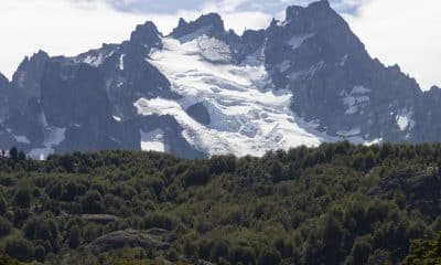 En la imagen de archivo, glaciar Cerro Castillo, situado en el cordón montañoso y parque nacional de mismo nombre, en la región de Aysén (Chile). EFE/Alberto Valdes