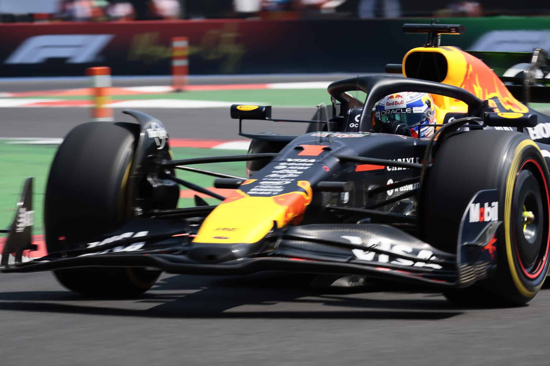 El neerlandes Max Verstappen de Red Bull Racing, participa durante la tercera sesión de entrenamientos del Gran Premio de México de la Fórmula Uno este sábado, en el Autódromo Hermanos Rodríguez en Ciudad de México (México). EFE/ José Méndez