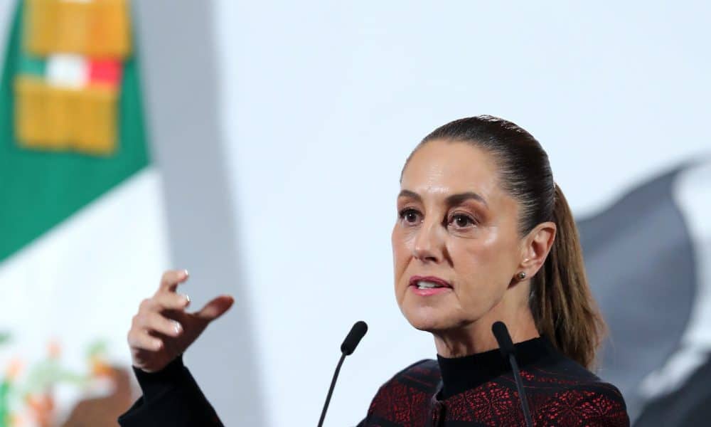 La presidenta de México, Claudia Sheinbaum, habla durante una rueda de prensa este jueves, en Palacio Nacional de la Ciudad de México (México). EFE/Mario Guzmán
