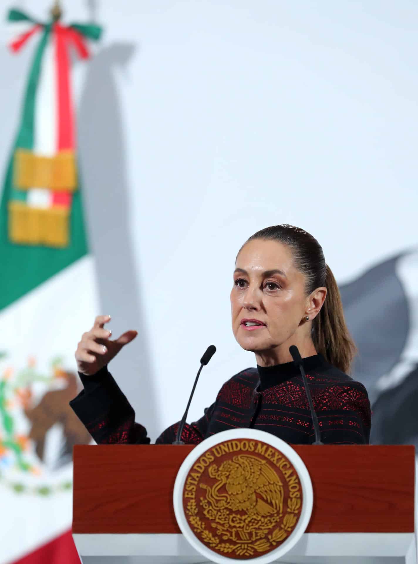 La presidenta de México, Claudia Sheinbaum, habla durante una rueda de prensa este jueves, en Palacio Nacional de la Ciudad de México (México). EFE/Mario Guzmán