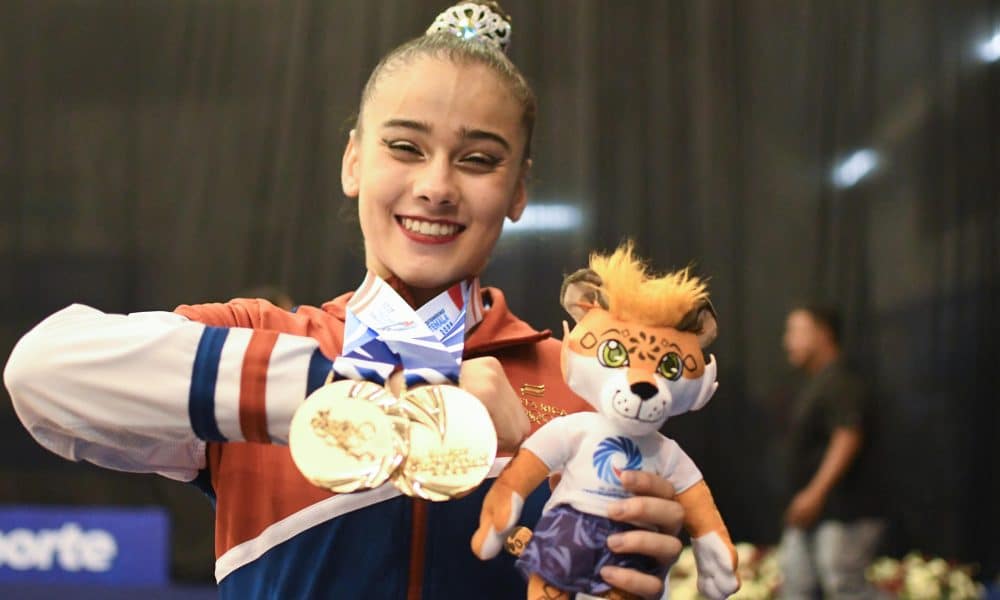 Gloriana Sánchez, de Costa Rica, posa tras ganar doble medalla de oro en las finales femeninas de gimnasia rítmica en las modalidades de aro y pelota este sábado, en Ciudad de Guatemala. EFE/ Alex Cruz