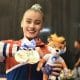 Gloriana Sánchez, de Costa Rica, posa tras ganar doble medalla de oro en las finales femeninas de gimnasia rítmica en las modalidades de aro y pelota este sábado, en Ciudad de Guatemala. EFE/ Alex Cruz