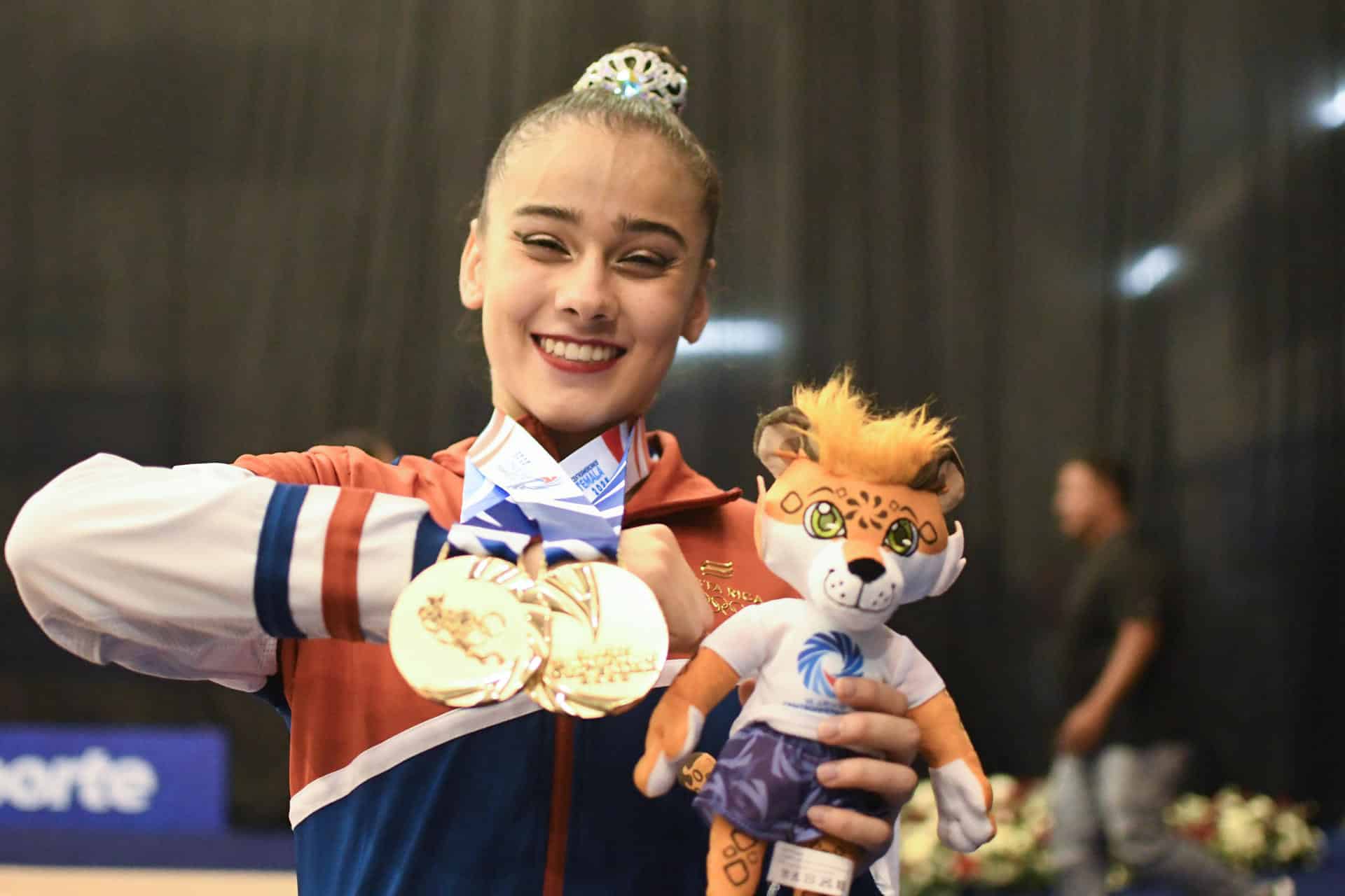 Gloriana Sánchez, de Costa Rica, posa tras ganar doble medalla de oro en las finales femeninas de gimnasia rítmica en las modalidades de aro y pelota este sábado, en Ciudad de Guatemala. EFE/ Alex Cruz