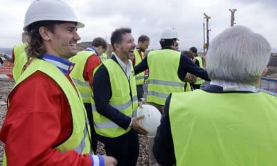 Griezmann y Simeone, durante la visita. EFE/Atlético de Madrid.