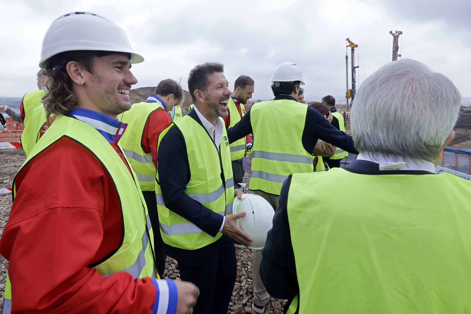 Griezmann y Simeone, durante la visita. EFE/Atlético de Madrid.