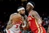 El alero de Toronto Raptors Brandon Ingram (i) busca abrirse paso ante la marca del alero de Atlanta Hawks Onyeka Okongwu (d) durante el juego de este miércoles en Atlanta (Georgia). EFE/EPA/ERIK S. LESSER SHUTTERSTOCK OUT