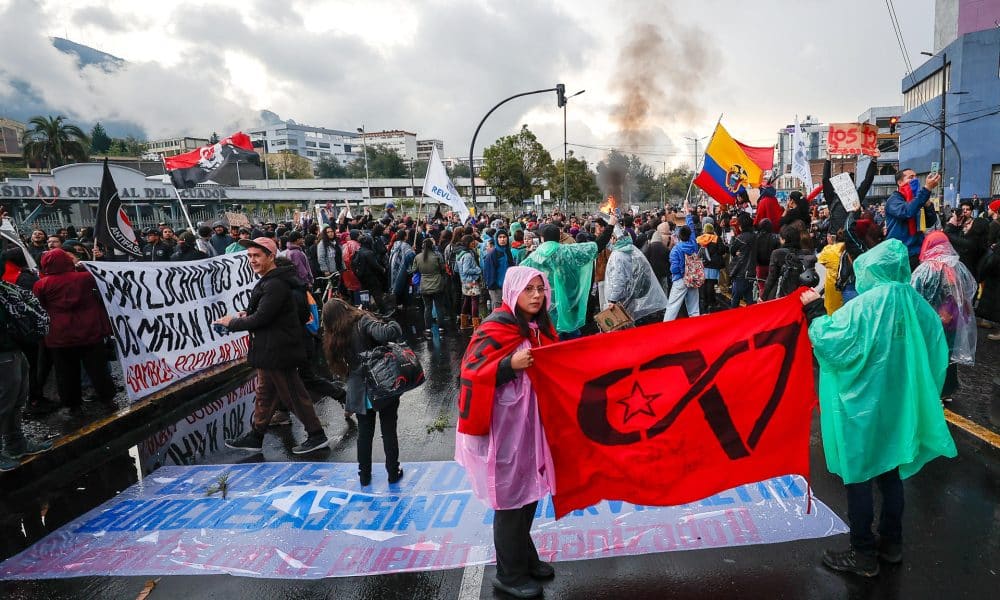 Fotografía del 30 de septiembre de 2025 de personas en una manifestación contra el presidente de Ecuador, Daniel Noboa, por el alza del diésel y en apoyo a los manifestantes indígenas de la provincia de Imbabura, en Quito (Ecuador). EFE/ José Jácome