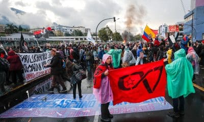 Fotografía del 30 de septiembre de 2025 de personas en una manifestación contra el presidente de Ecuador, Daniel Noboa, por el alza del diésel y en apoyo a los manifestantes indígenas de la provincia de Imbabura, en Quito (Ecuador). EFE/ José Jácome