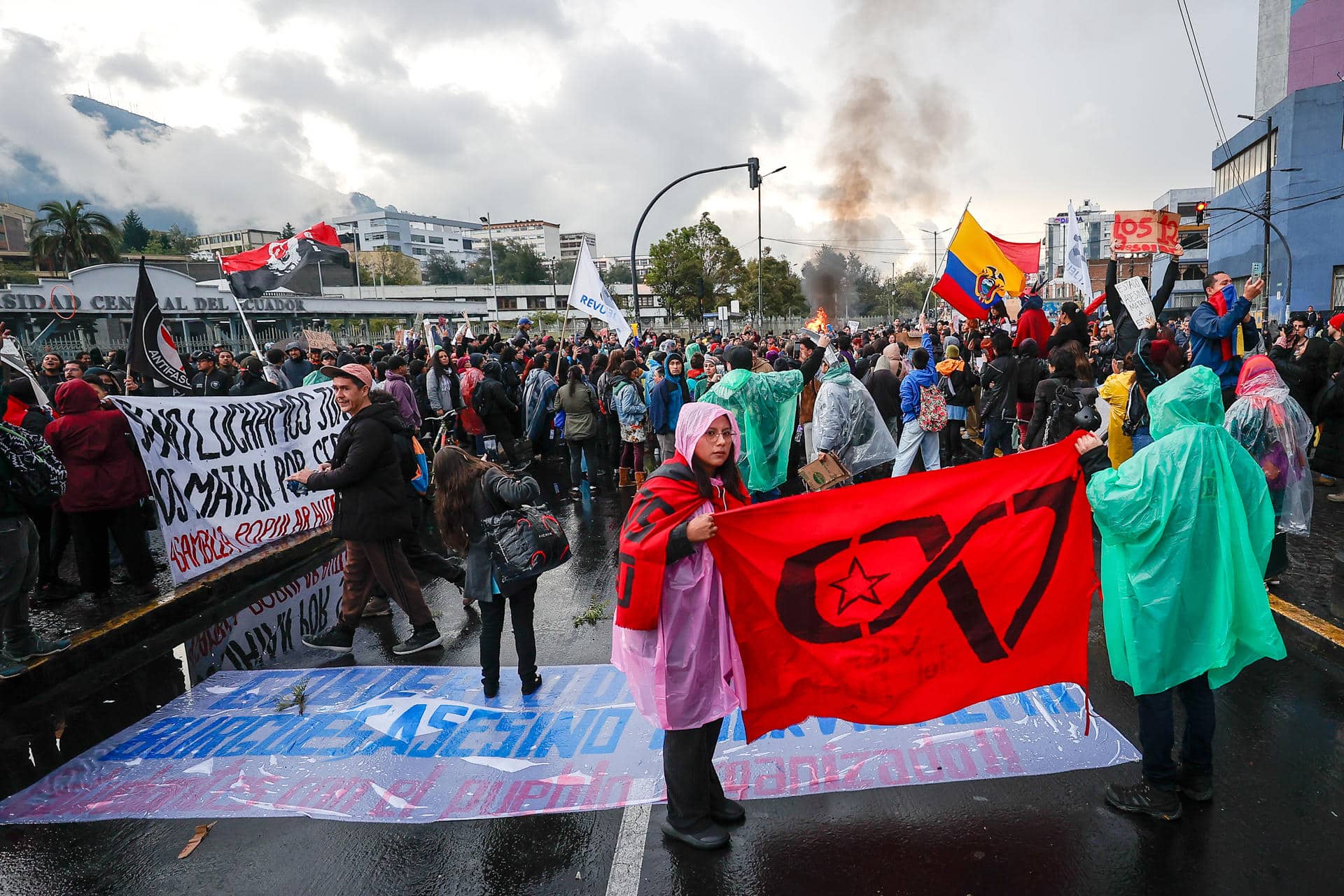 Fotografía del 30 de septiembre de 2025 de personas en una manifestación contra el presidente de Ecuador, Daniel Noboa, por el alza del diésel y en apoyo a los manifestantes indígenas de la provincia de Imbabura, en Quito (Ecuador). EFE/ José Jácome