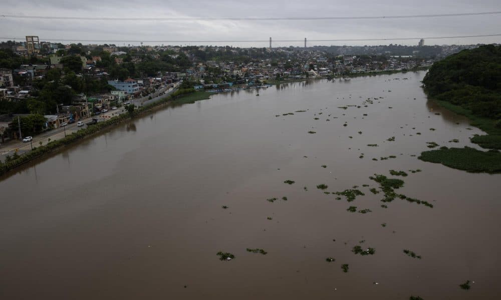Fotografía donde se observa el caudal del Río Ozama que ha aumentado debido a las fuertes lluvias en Santo Domingo (República Dominicana). EFE/ Orlando Barría