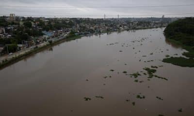 Fotografía donde se observa el caudal del Río Ozama que ha aumentado debido a las fuertes lluvias en Santo Domingo (República Dominicana). EFE/ Orlando Barría