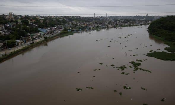 Fotografía donde se observa el caudal del Río Ozama que ha aumentado debido a las fuertes lluvias en Santo Domingo (República Dominicana). EFE/ Orlando Barría