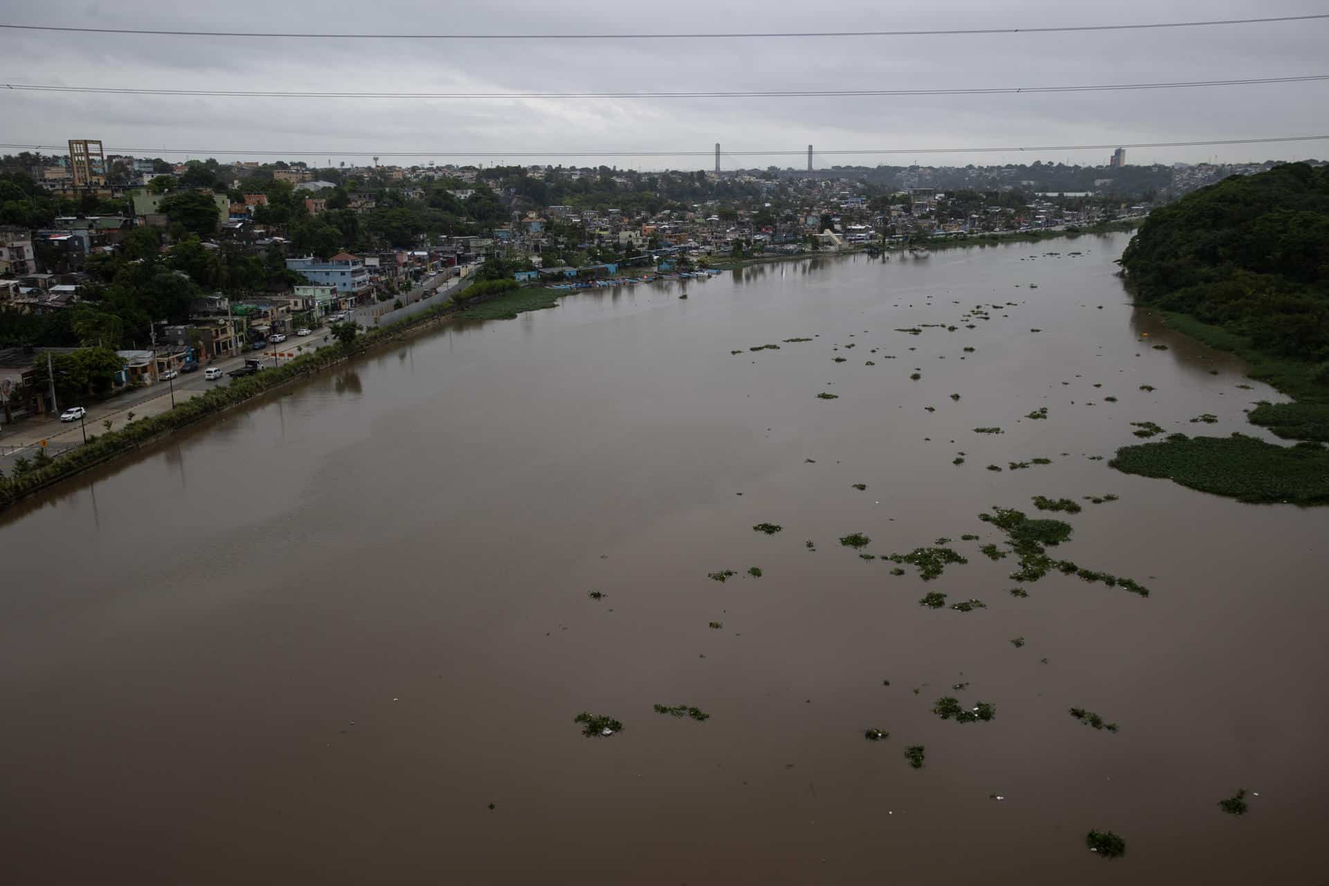 Fotografía donde se observa el caudal del Río Ozama que ha aumentado debido a las fuertes lluvias en Santo Domingo (República Dominicana). EFE/ Orlando Barría