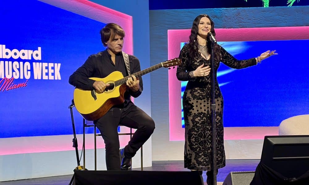 La artista italiana Laura Pausini (d) acompañada de su esposo, el guitarrista Paolo Carta, canta durante el segundo día de la Semana de la Música Latina de Billboard este martes, en el teatro The Fillmore de Miami Beach (Estados Unidos). EFE/ Pedro Pablo Cortés