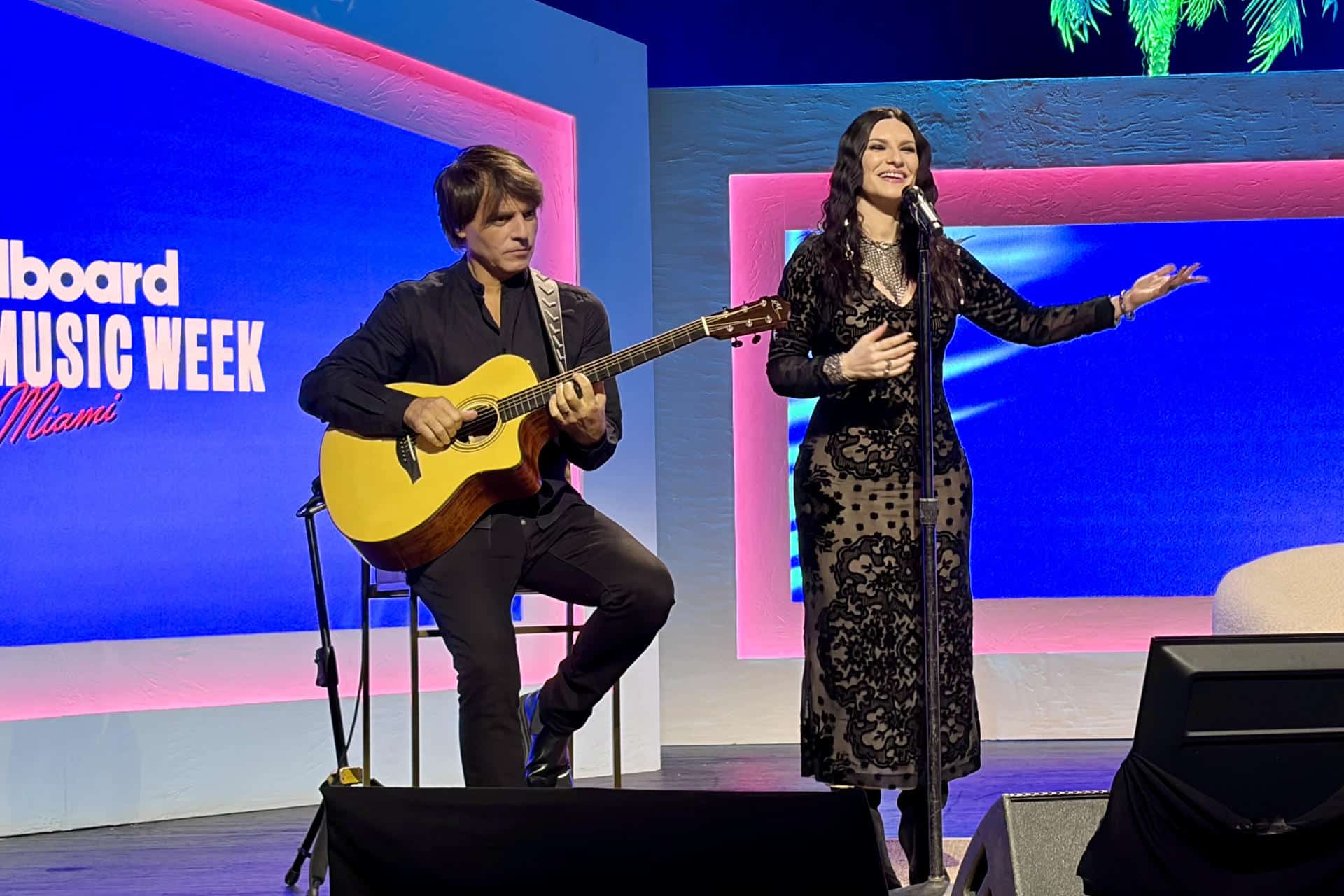 La artista italiana Laura Pausini (d) acompañada de su esposo, el guitarrista Paolo Carta, canta durante el segundo día de la Semana de la Música Latina de Billboard este martes, en el teatro The Fillmore de Miami Beach (Estados Unidos). EFE/ Pedro Pablo Cortés
